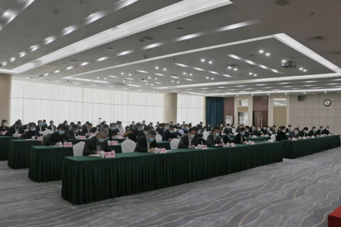 鞍勤集團(tuán)、溫泉集團(tuán)舉辦貫徹落實(shí)市第十三次黨代會(huì)精神宣講報(bào)告會(huì)(圖3) 鞍勤集團(tuán)、溫泉集團(tuán)舉辦貫徹落實(shí)市第十三次黨代會(huì)精神宣講報(bào)告會(huì)(圖3)