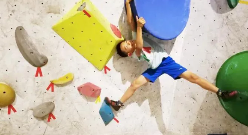 爍石攀巖入駐鞍勤商業，讓娃盡情飛檐走壁，刺激