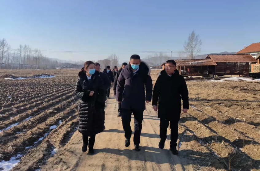 踐行國(guó)企擔(dān)當(dāng)，助力鄉(xiāng)村振興--鞍勤集團(tuán)、溫泉集團(tuán)前往駐村工作隊(duì)走訪慰問(wèn)