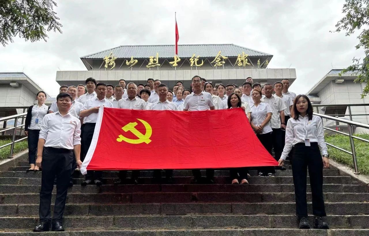 鞍勤集團、公服集團開展“憶初心、強黨性、轉作風、建新功”慶“七·一”主題黨日活動